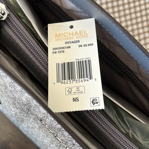 Michael Kors East West Voyager tote - Picture 2 of 2